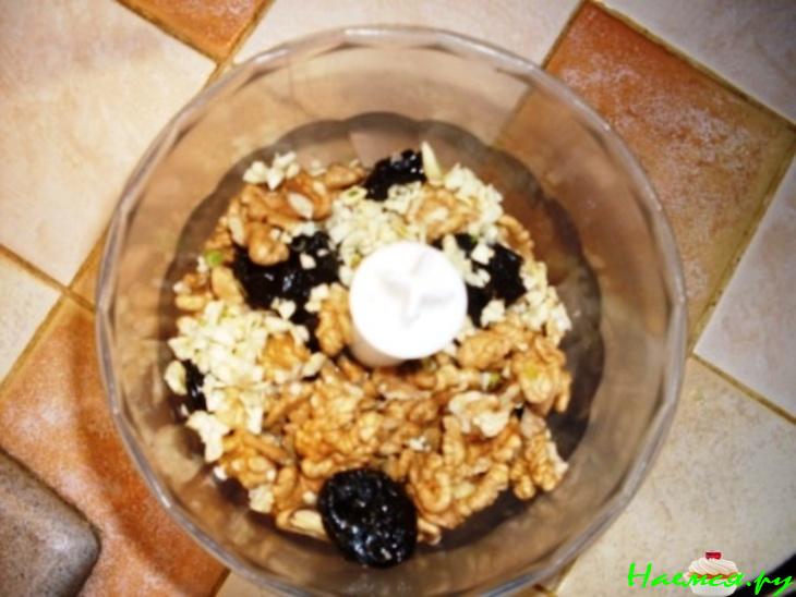 Рулет свиной с черносливом, грецкими орехами, чесноком, горчицей и хреном