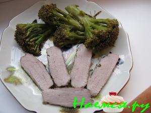 Диетическая телятина с блокколи в рукаве Диетическая телятина с блокколи в рукаве