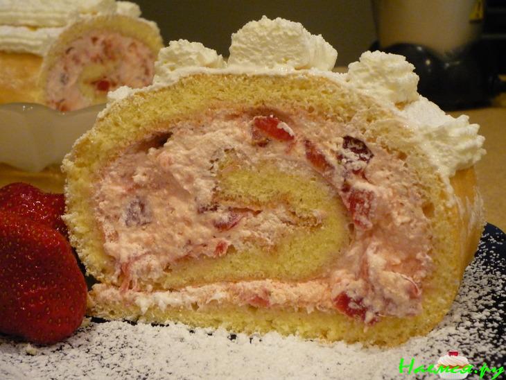 Нежный рулет с клубникой и творогом