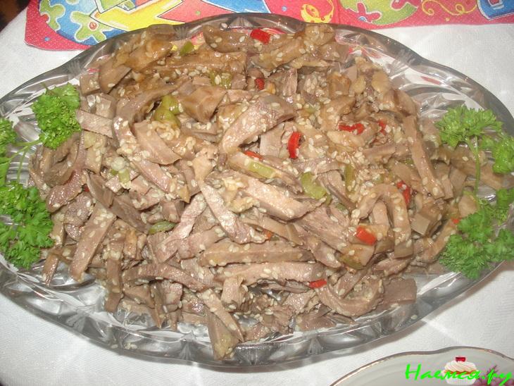 Язык маринованный с кунжутом