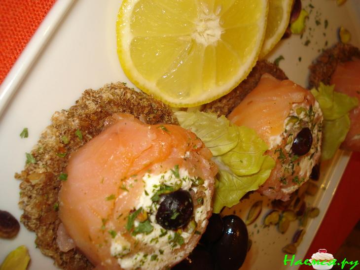 Канапе с рулетами из лосося