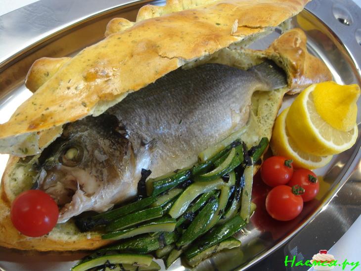 Филе дорадо, запеченное в тесте с ароматными травами