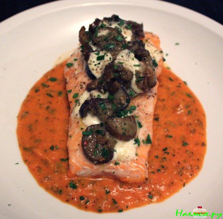 Лосось с баклажанами в сливочно-томатном соусе