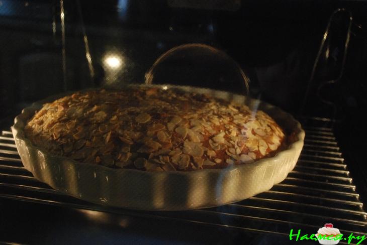 Банановый пирог с миндальной стружкой