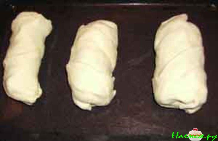 Сардельки шпигованные овощами в слоеном тесте