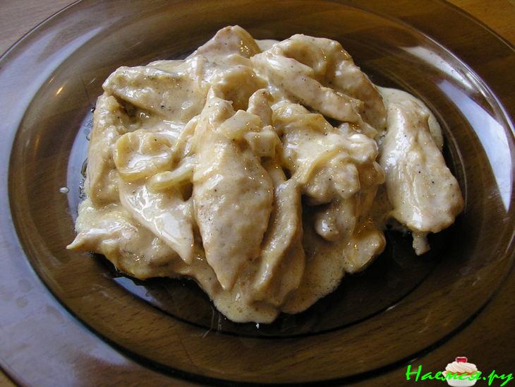 Куриные грудки в луково-сырном соусе