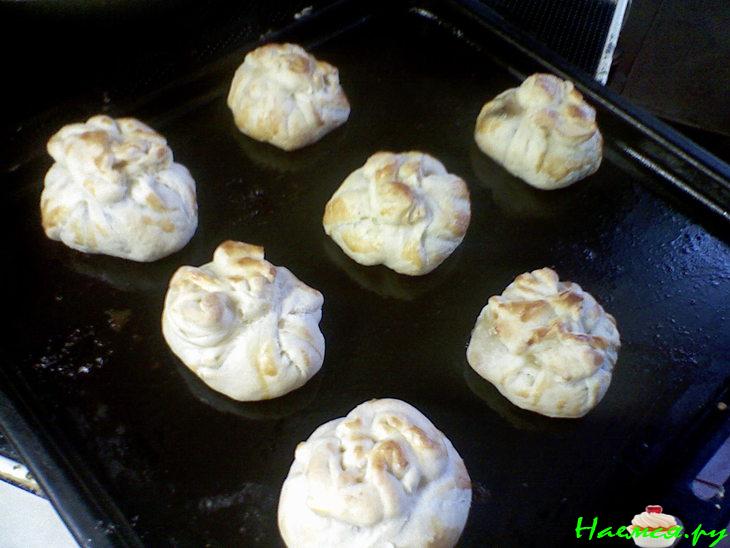 Слоеные мешочки с персиком и шоколадом Слоеные мешочки с персиком и шоколадом