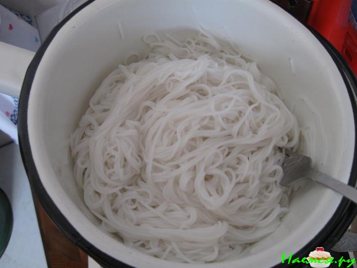 Рисовая вермишель с курицей и грибами