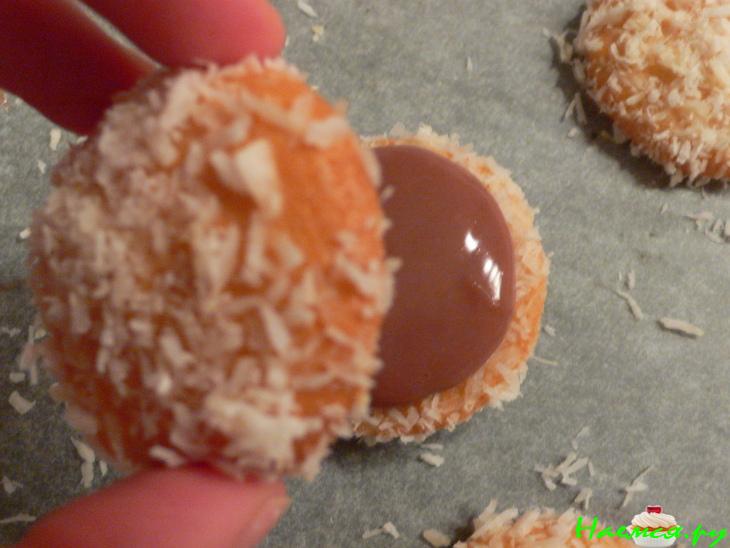 Кокосовое мини-пирожные с шоколадным пудингом (без выпечки)