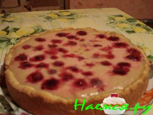 Фруктовый пирог с вишней и йогуртовым кремом