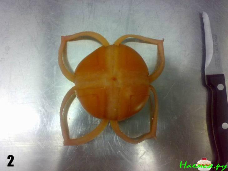 Цветок из помидора на гарнир