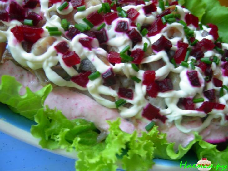 Салат из копченой скумбрии с овощами