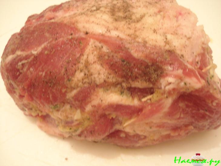 Кусок пикантного свиного мяса запечённого в духовке