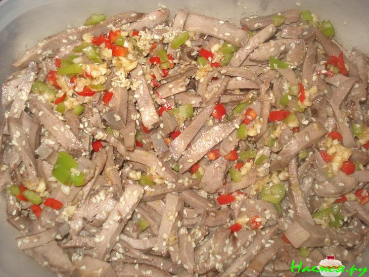 Язык маринованный с кунжутом