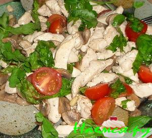 Салат куриный с рукколой, шампиньонами и орешками Салат куриный с рукколой, шампиньонами и орешками