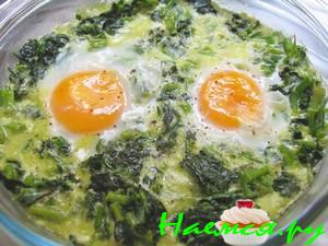 Яйца на шпинатной подушке