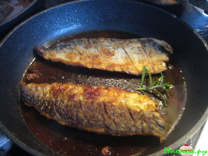 Скумбрия с шампиньонами в вине