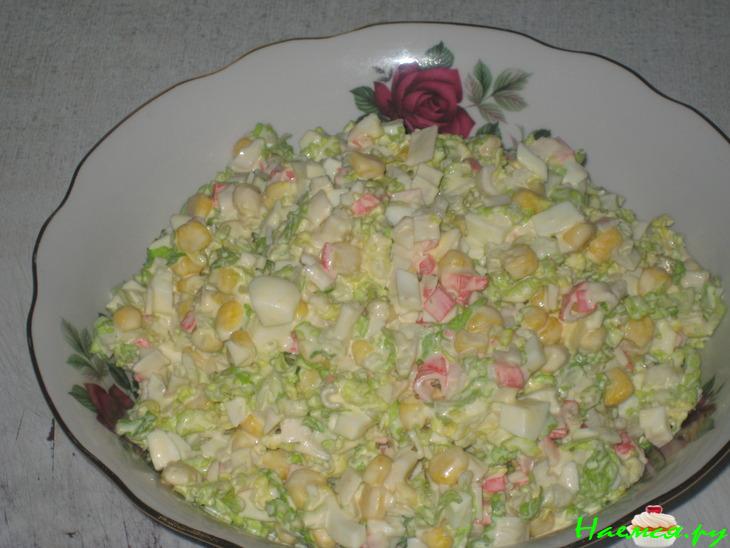 Салат с крабовыми палочками и консервированной кукурузой Салат с крабовыми палочками и консервированной кукурузой