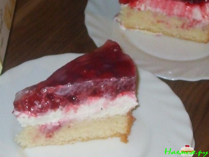 Малиновый бисквитный торт