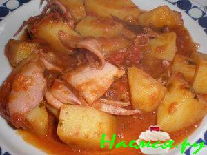 Кальмары тушёные с помидорами