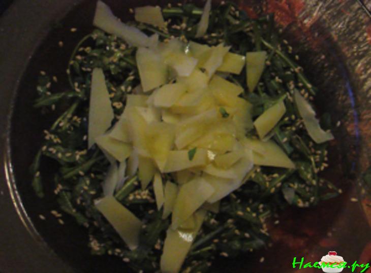 Салат из рукколы с пармезаном