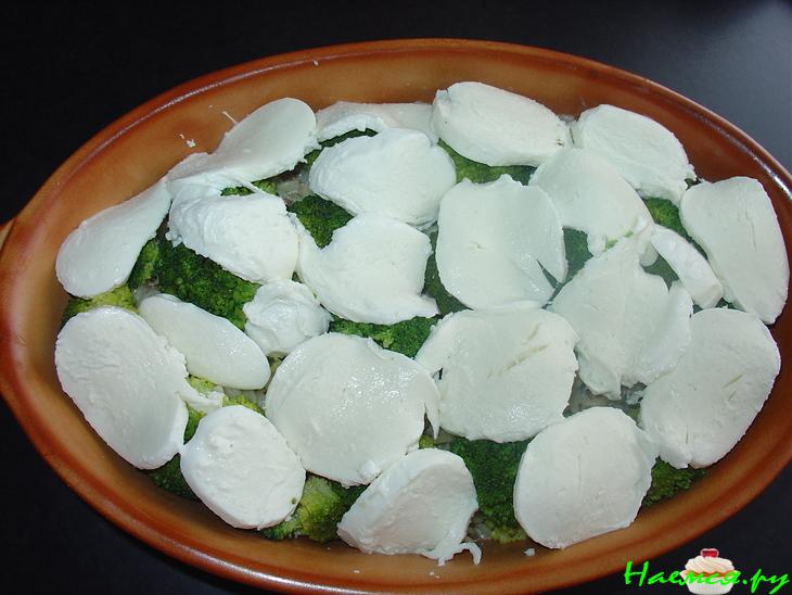 Брокколи, запеченная с моцареллой 