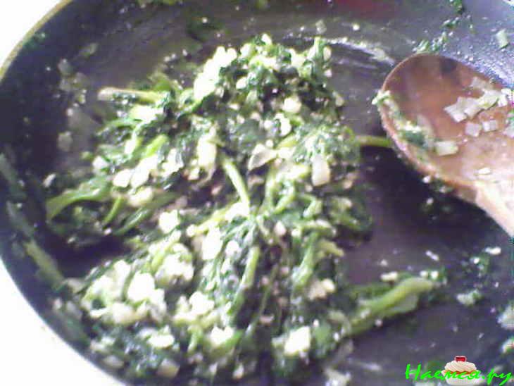 Пирог из дрожжевого теста со шпинатом