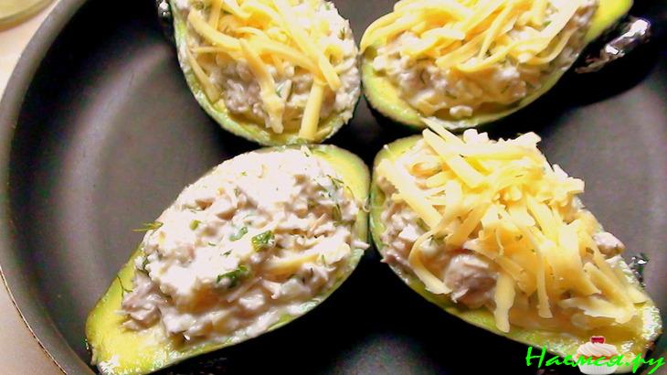 Лодочки авокадо, запеченные с курятиной Лодочки авокадо, запеченные с курятиной