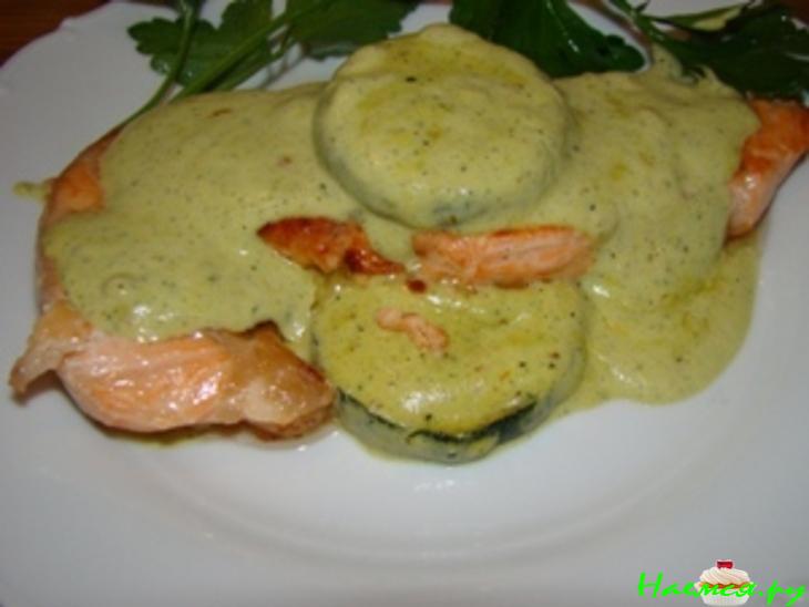 Лосось под соусом из цуккини