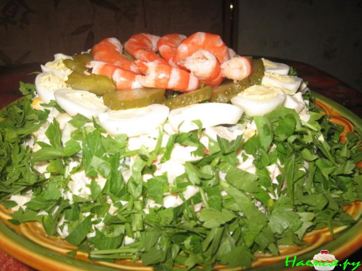Салат 'Праздничный' из морепродуктов с перепелиными яйцами
