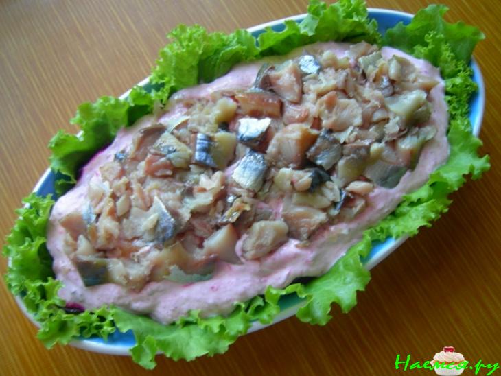 Салат из копченой скумбрии с овощами