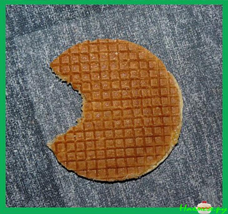 Имбирный чай с карамельной вафлей