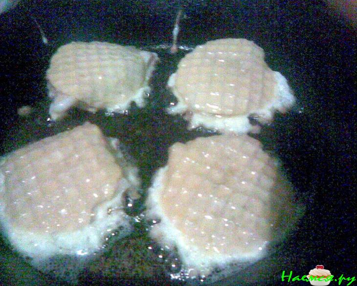 Жареная рыба в круглых вафельках