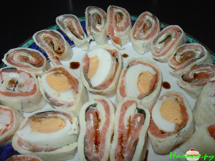 Рулетики из моцареллы, базилика и лосося