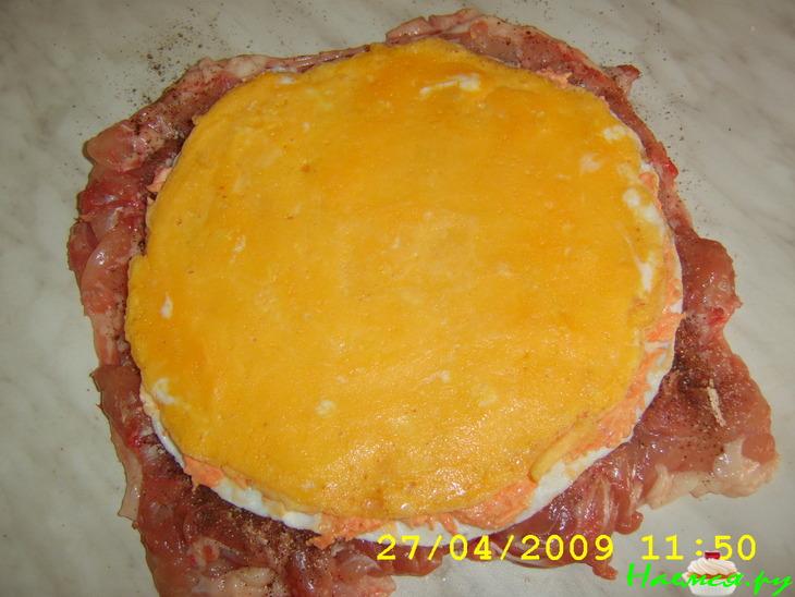 Куриный рулет с яйцом и чесноком