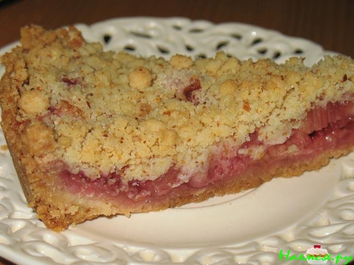 Штрейзельный пирог с клубникой, ревенем и миндалем