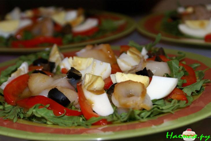 Салат с запеченным перцем и копченной рыбой