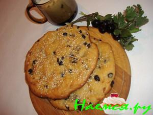 Фокачча с пряными травами, маслинами и чесноком