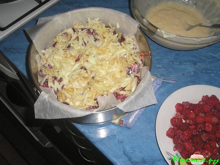 Пирог с вишнями, яблоками и малиной