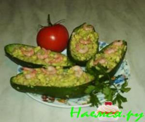 Авокадо с креветками и кедровыми орешками