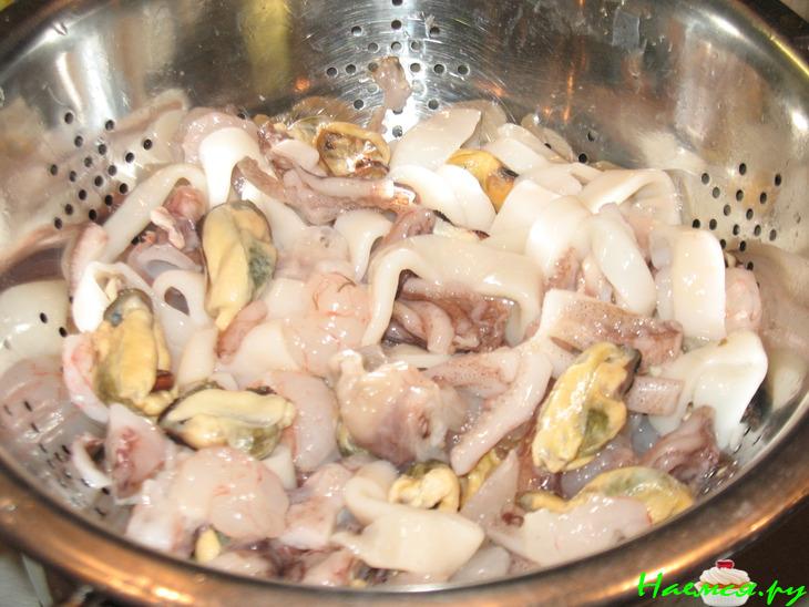 Морской коктейль с сыром и клубникой