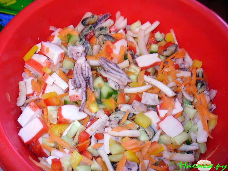 Салат "Дамский каприз" (морской коктейль) Салат "Дамский каприз" (морской коктейль)