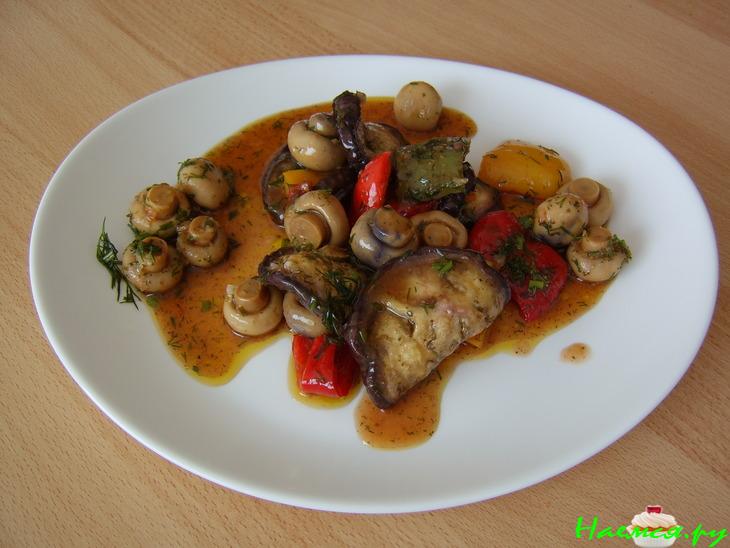 Салат с запеченными баклажанами и паприкой