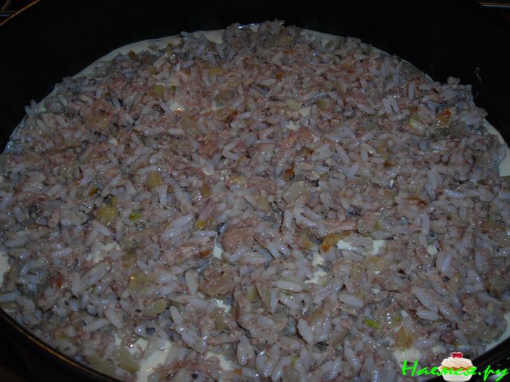 Заливной пирог с сайрой, рисом и жаренным луком