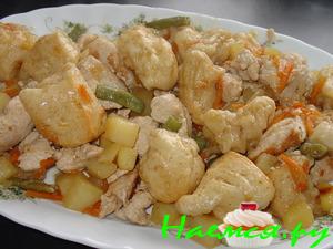 Дрожжевые пампушки с индюшкой и овощами