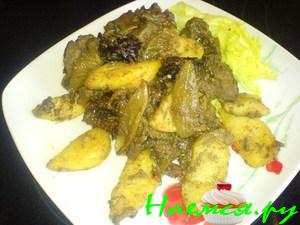 Индюшиная печень с коньяком, черносливом и яблоками Индюшиная печень с коньяком, черносливом и яблоками