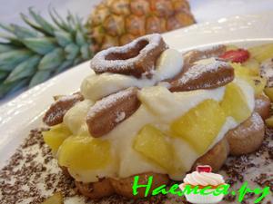 Десерт с песочным печеньем и фруктами Десерт с песочным печеньем и фруктами