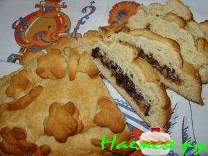 Пирог с марципаном, черносливом и фундуком в медовой помадке