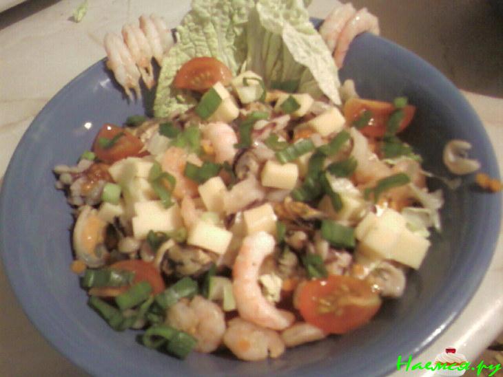 Салат из морепродуктов с сыром и авокадо