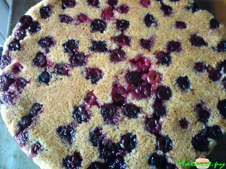 Пирог вишнёвый с белковым кремом